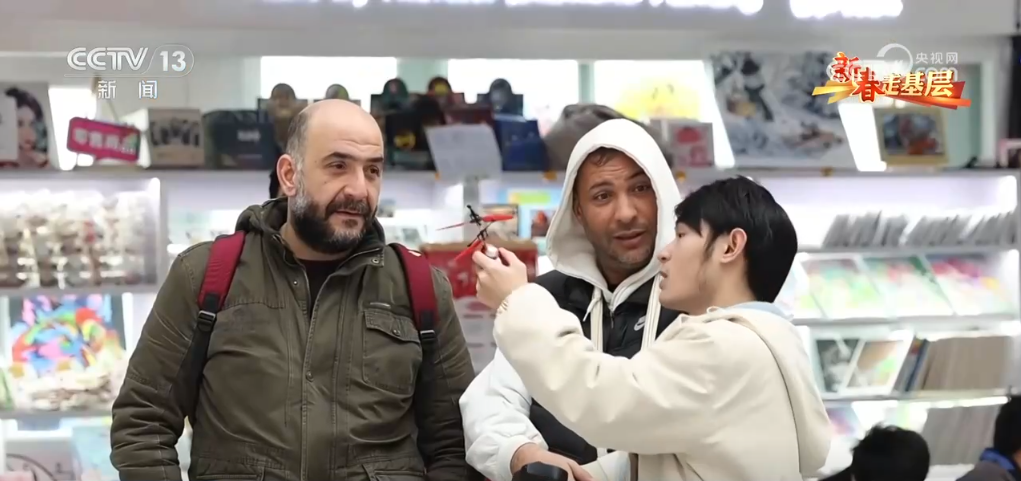 拳”凝聚合力 “品牌出海”成为义乌热词冰球突破正规网站新春走基层 “攥指成(图4)
