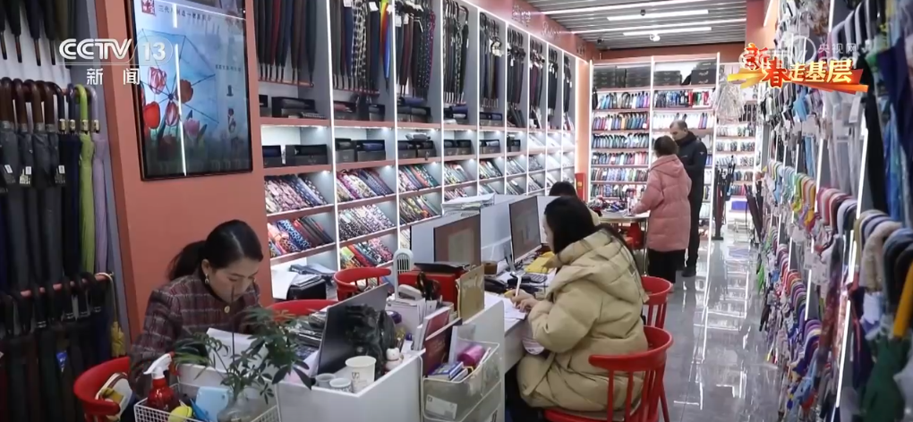 拳”凝聚合力 “品牌出海”成为义乌热词冰球突破正规网站新春走基层 “攥指成(图3)